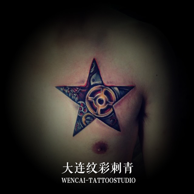 机械师吴先生胸前的立体齿轮五角星纹身图案