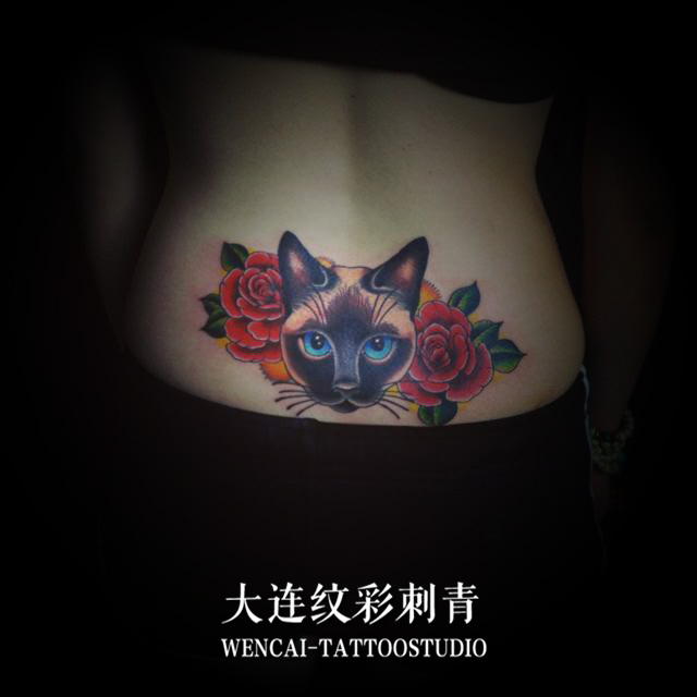 私人会馆教练蒂娜老师背部腰间的玫瑰与猫纹身图案