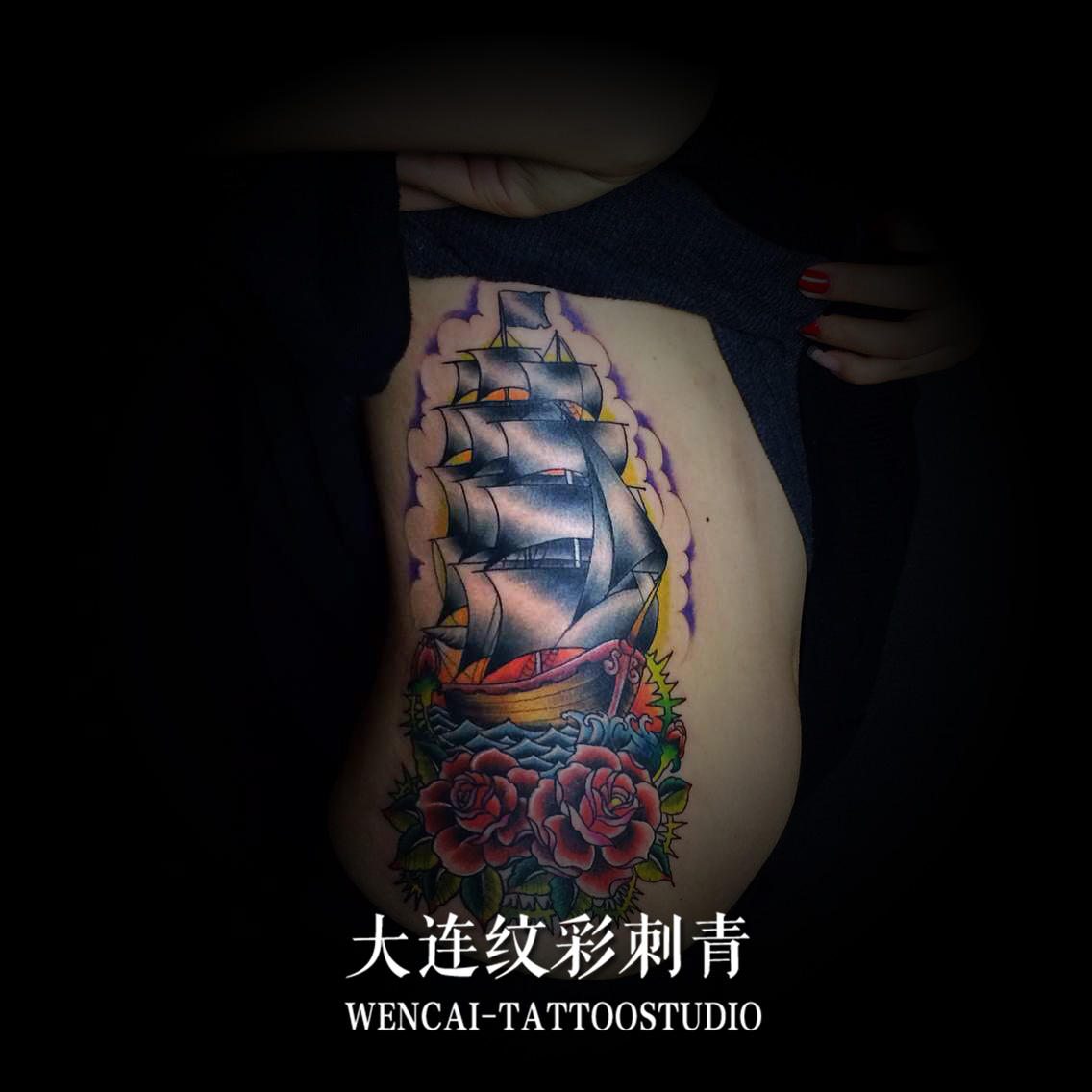 包包控董小姐侧腰处的花团锦簇帆船纹身图案