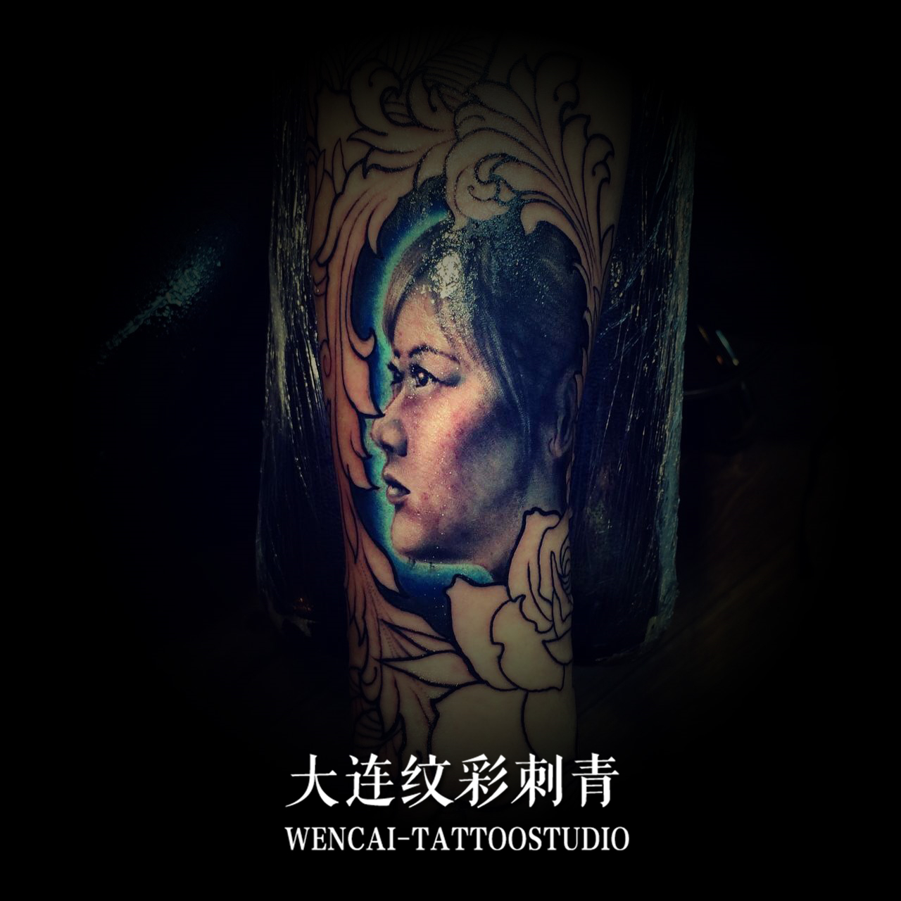 摄影师王先生手臂上的花中印象纹身图案