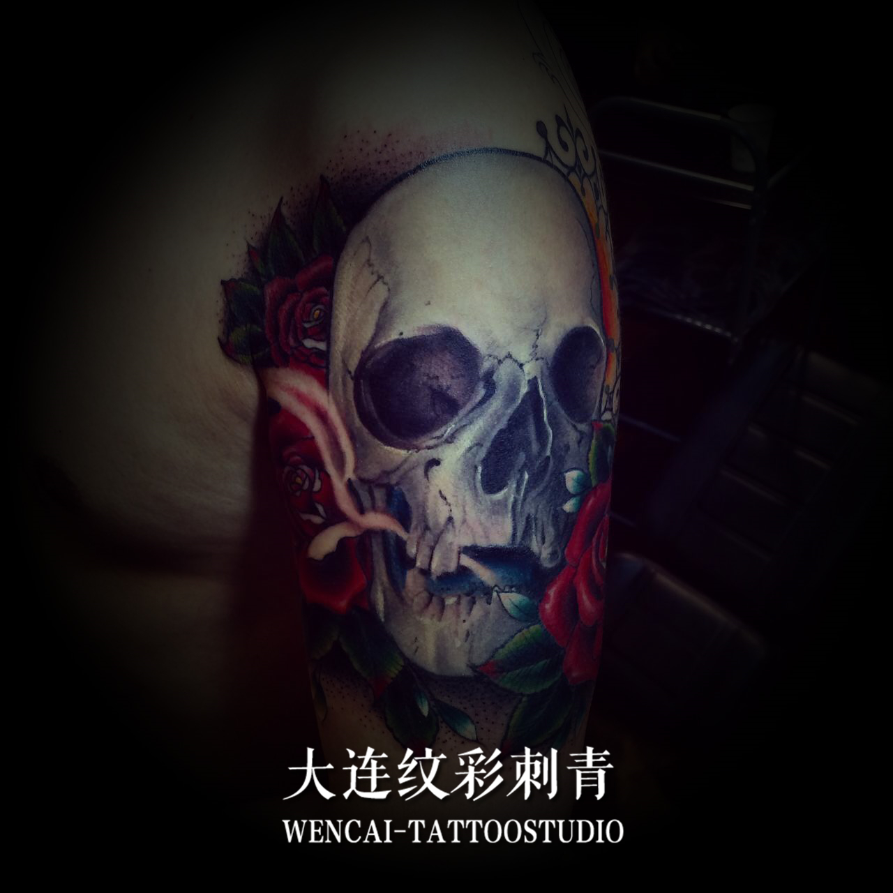电影迷周先生手臂处的玫瑰骷髅纹身图案