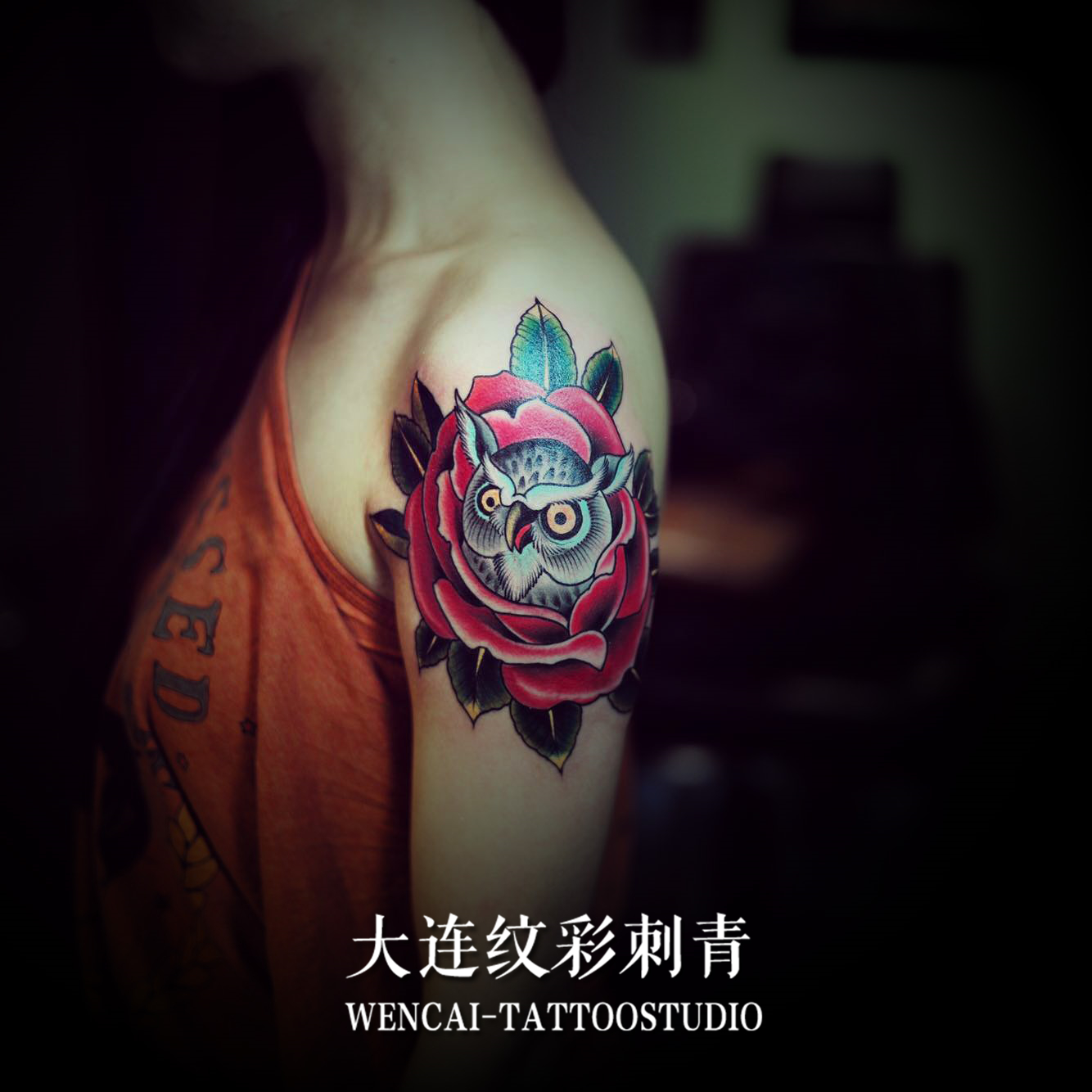 美甲店主刘小姐肩膀处的玫瑰猫头鹰纹身图案