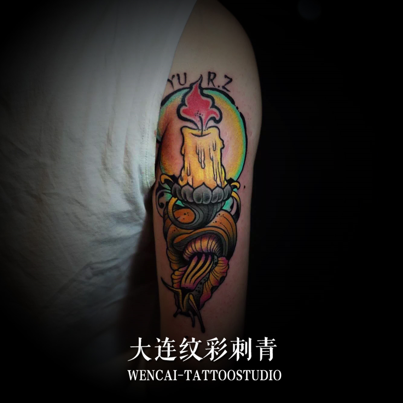 时尚型男杜先生手臂上的火光烛台纹身图案