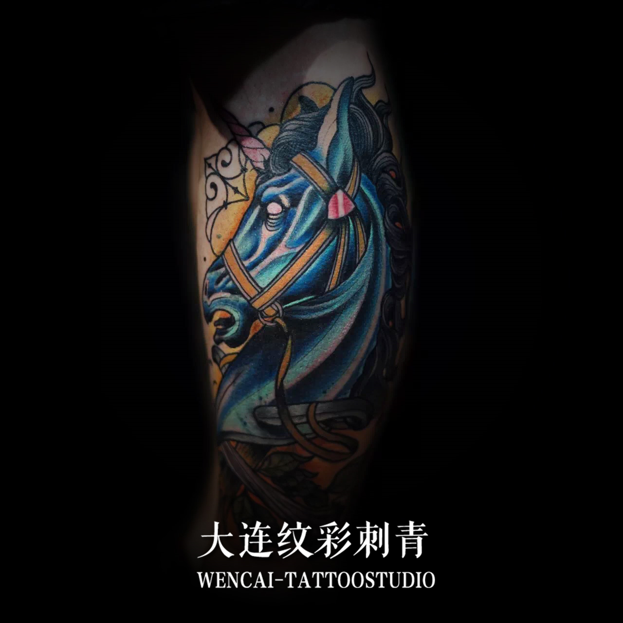 某家电品牌业务经理苏先生腿部的蓝色良驹纹身图案