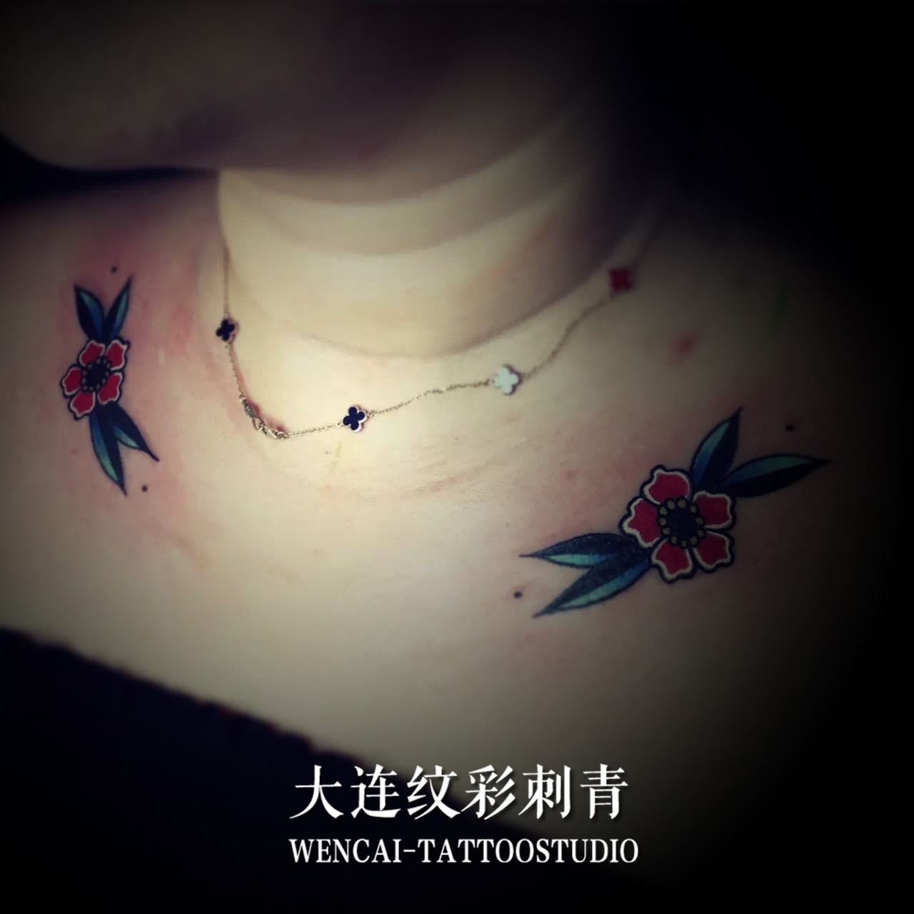 烘焙师易小姐锁骨处的对称长春花纹身图案