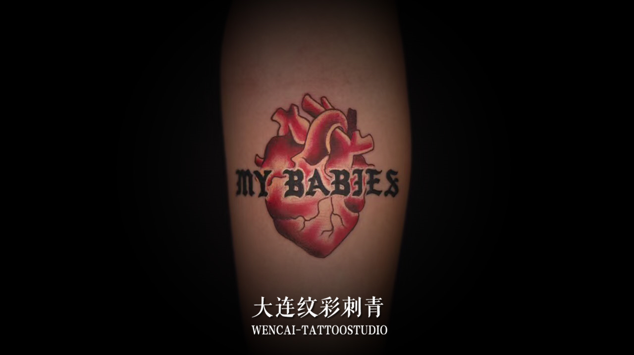 育婴师李小姐手臂处的跳动心脏纹身图案