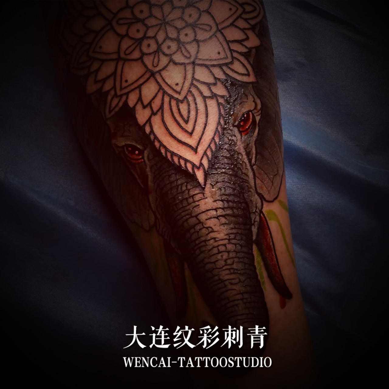 电游玩家闫先生腿部的灵性象神纹身图案