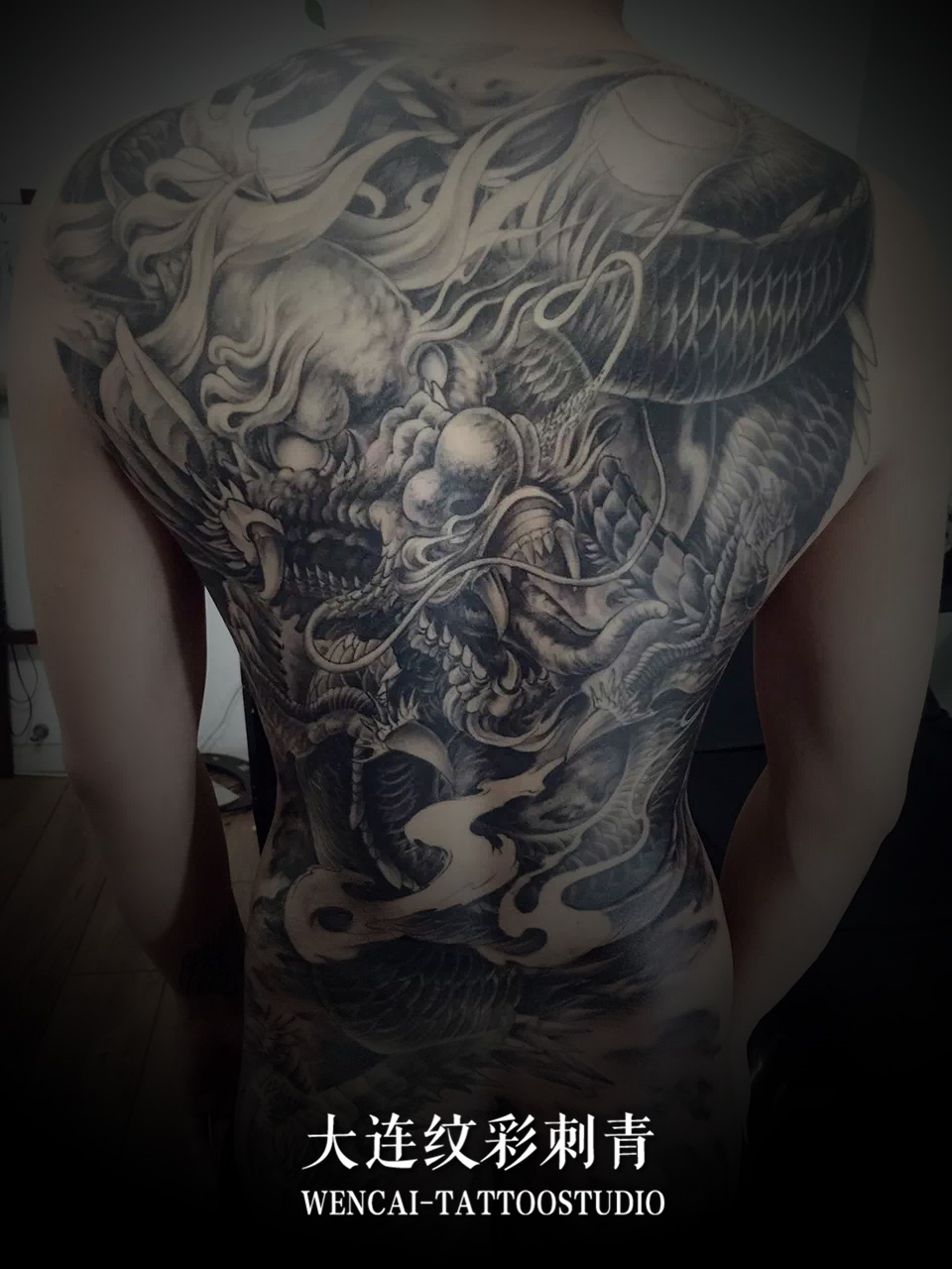 身材完美的尤先生背部的云霄蛟龙纹身图案