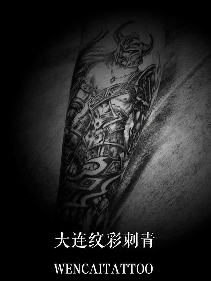 帅气阳光的宋先生小臂蛮王纹身图案