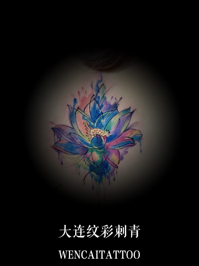 性感的温小姐后背水彩莲花纹身