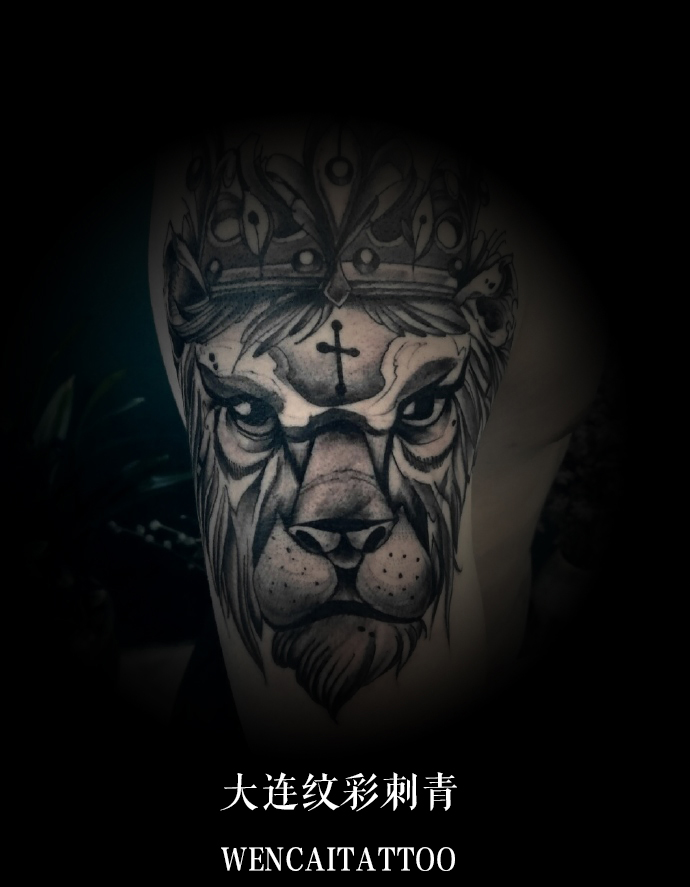 帅气的戚先生大臂霸气狮子王纹身