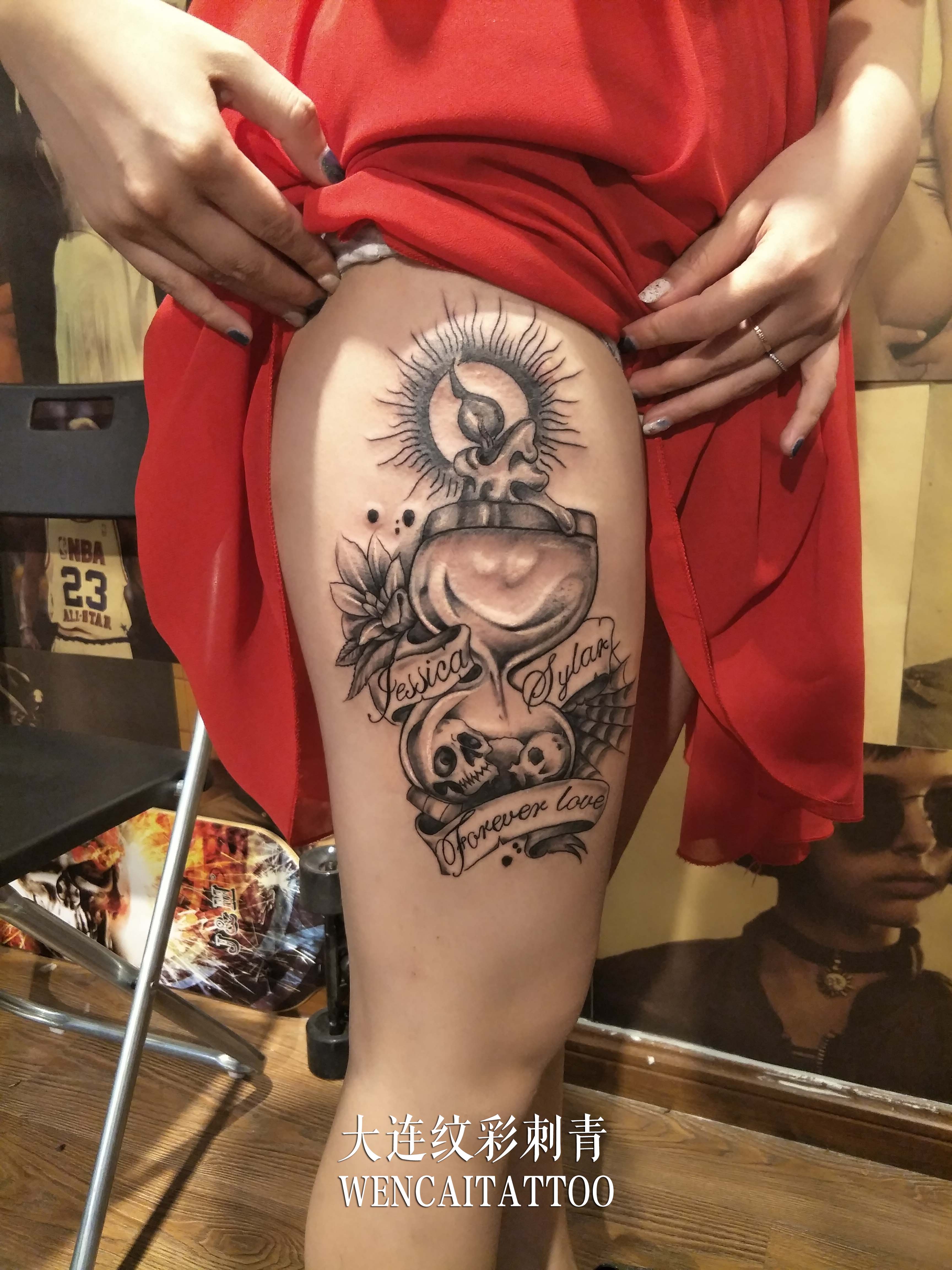谭小姐大腿上的骷髅沙漏纹身图案