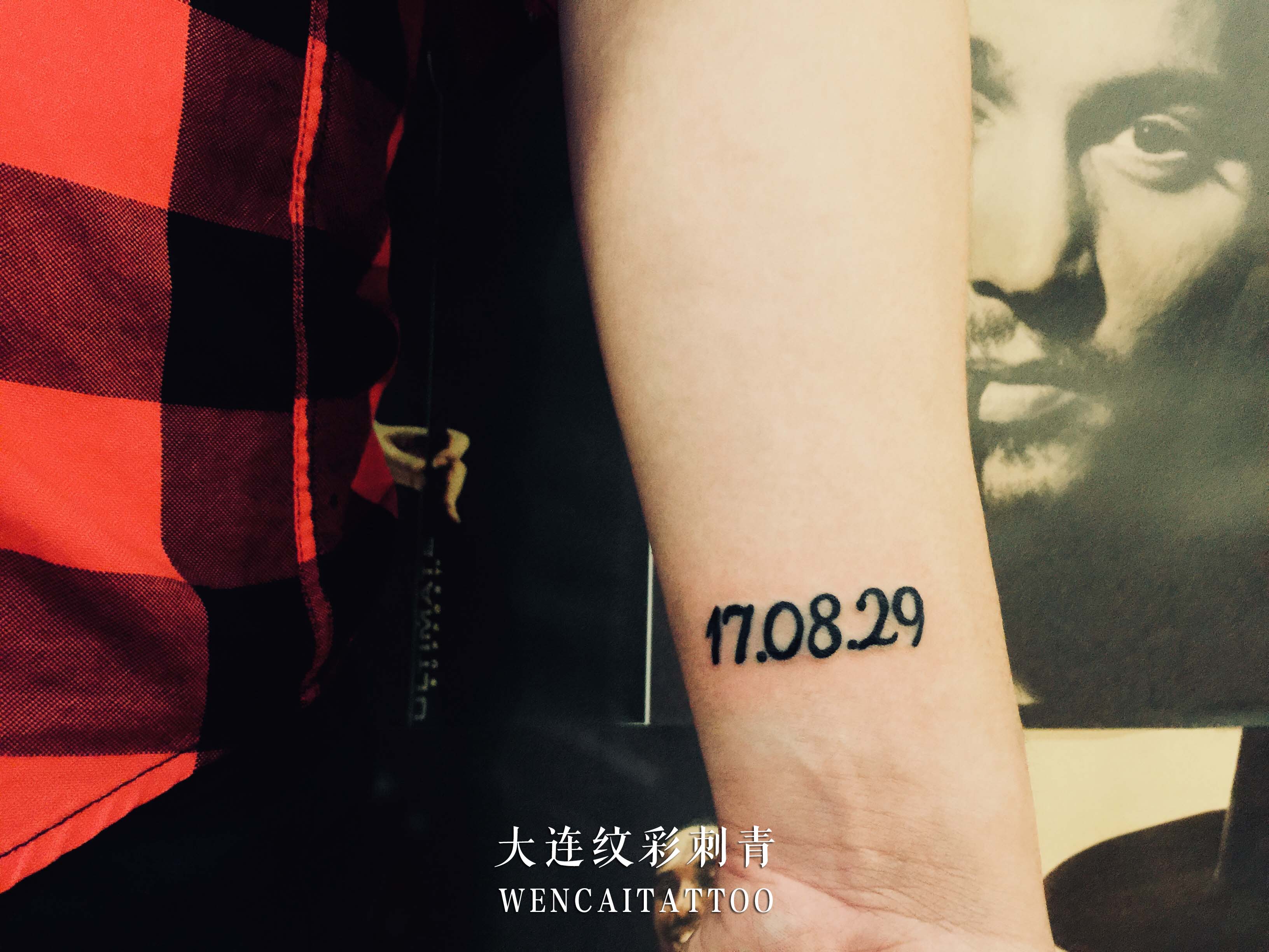 大连的沙先生小臂上的数字纹身图案