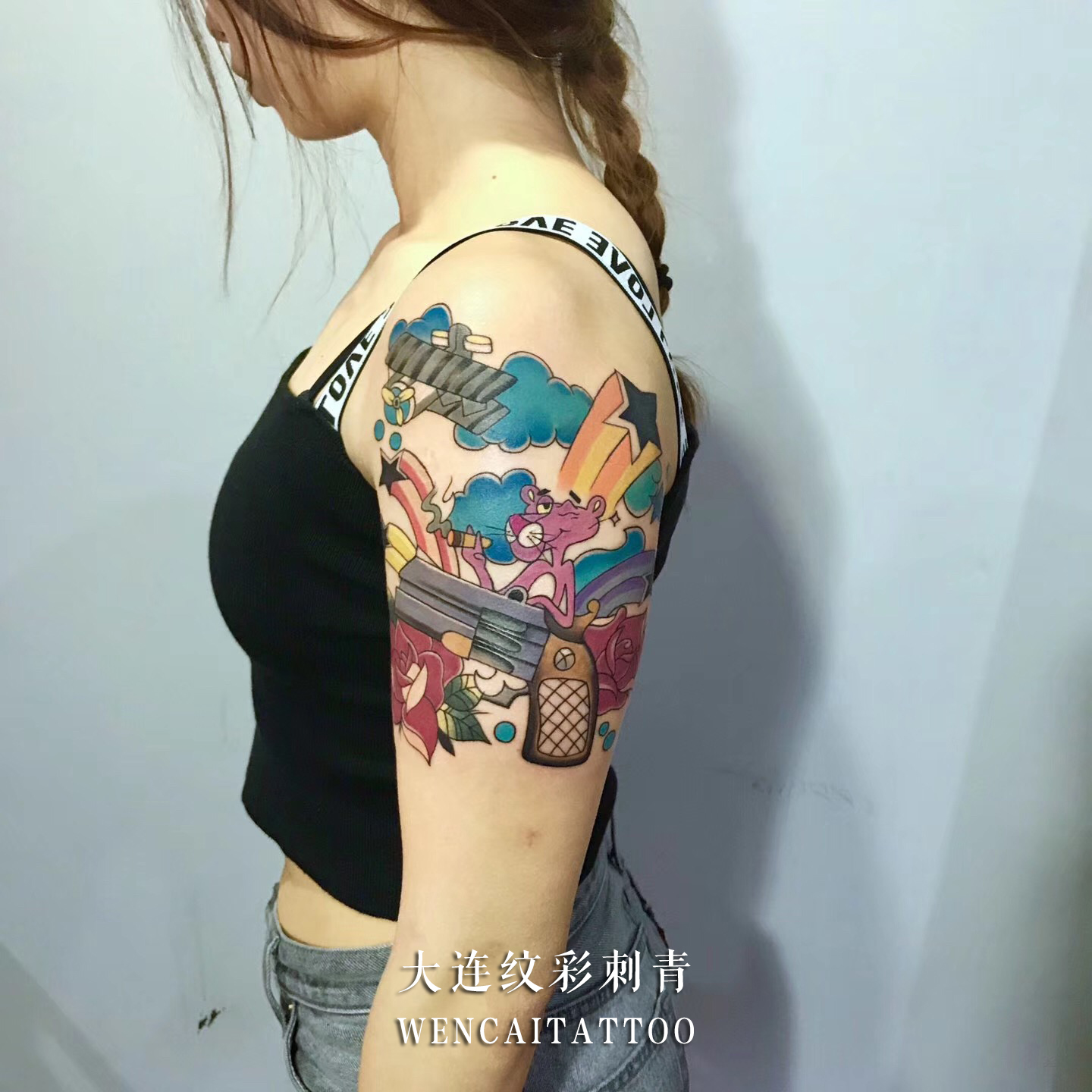 朱小姐大臂上多姿多彩的欧美风纹身图案