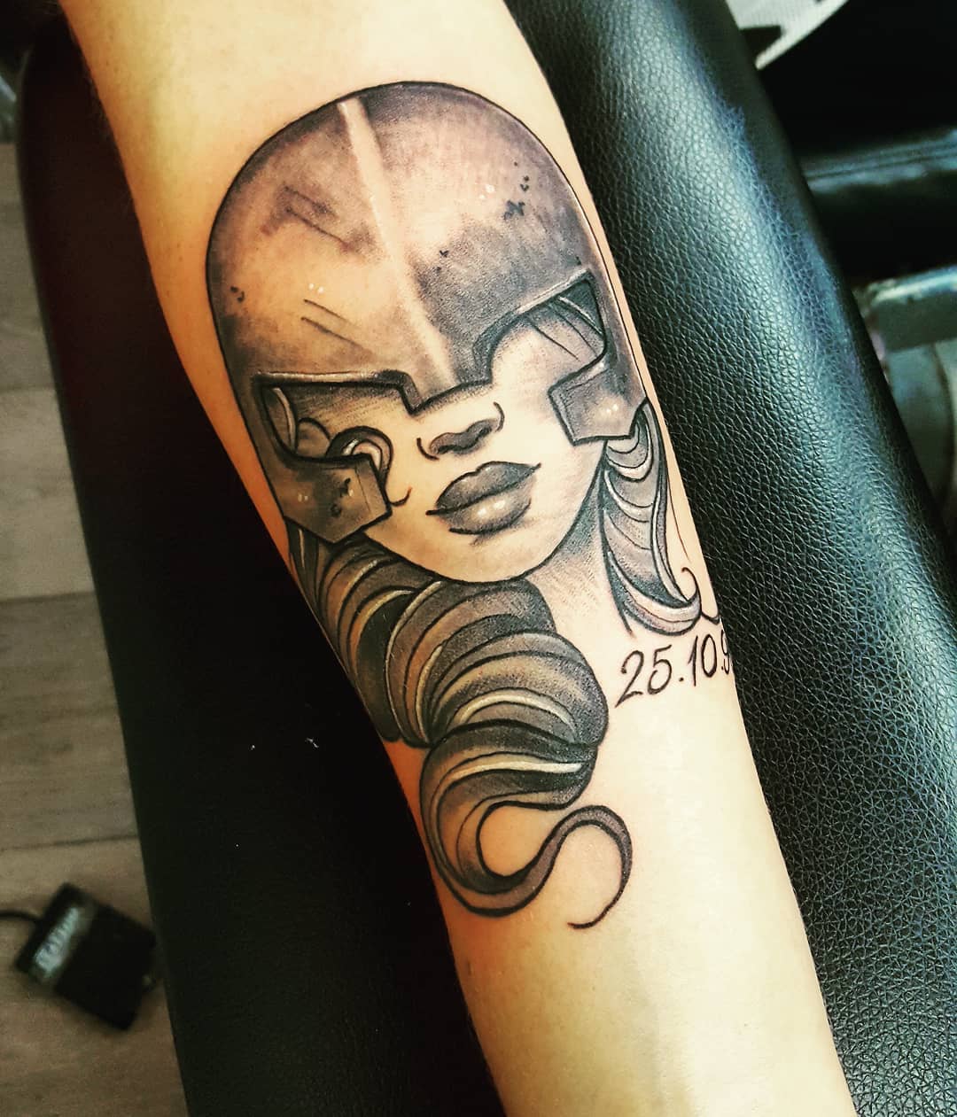 小臂黑灰美女纹身图案