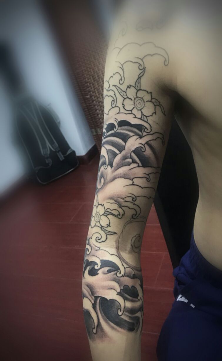 手臂传统樱花板雾纹身图案