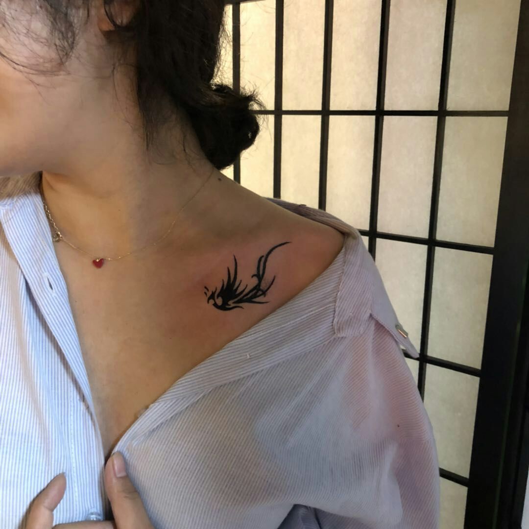 美女锁骨凤凰图腾纹身图案