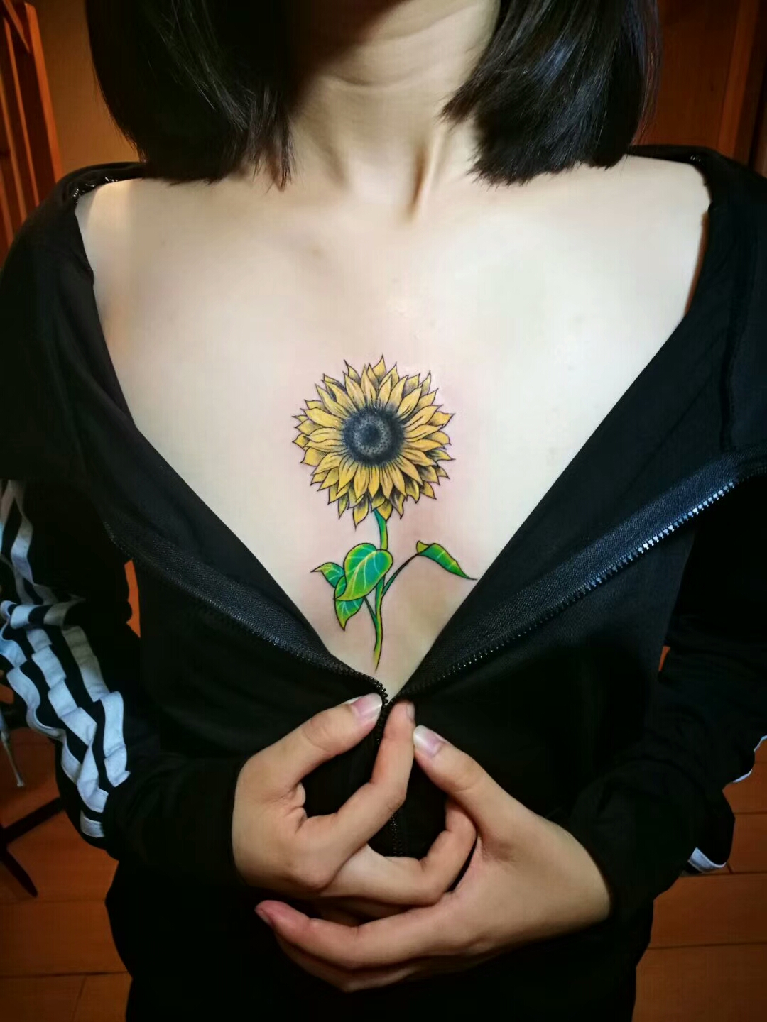 美女胸口太阳花纹身图案