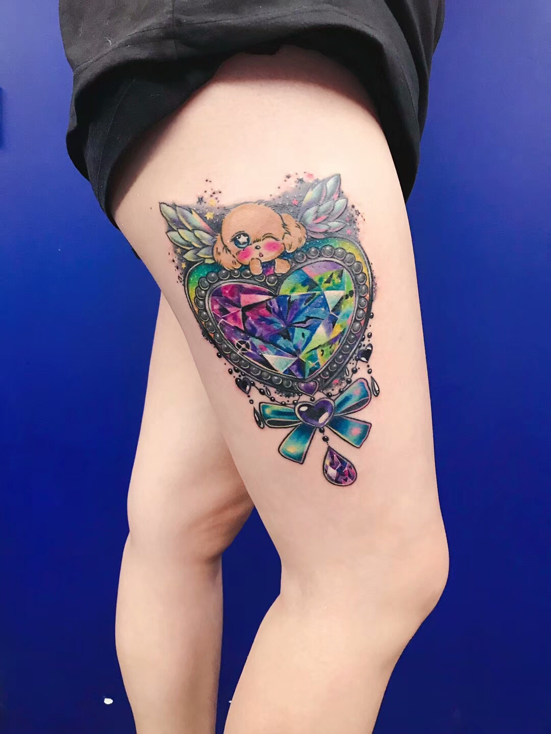 大腿宝石纹身图案