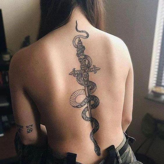 女生后背的剑与蛇纹身图案
