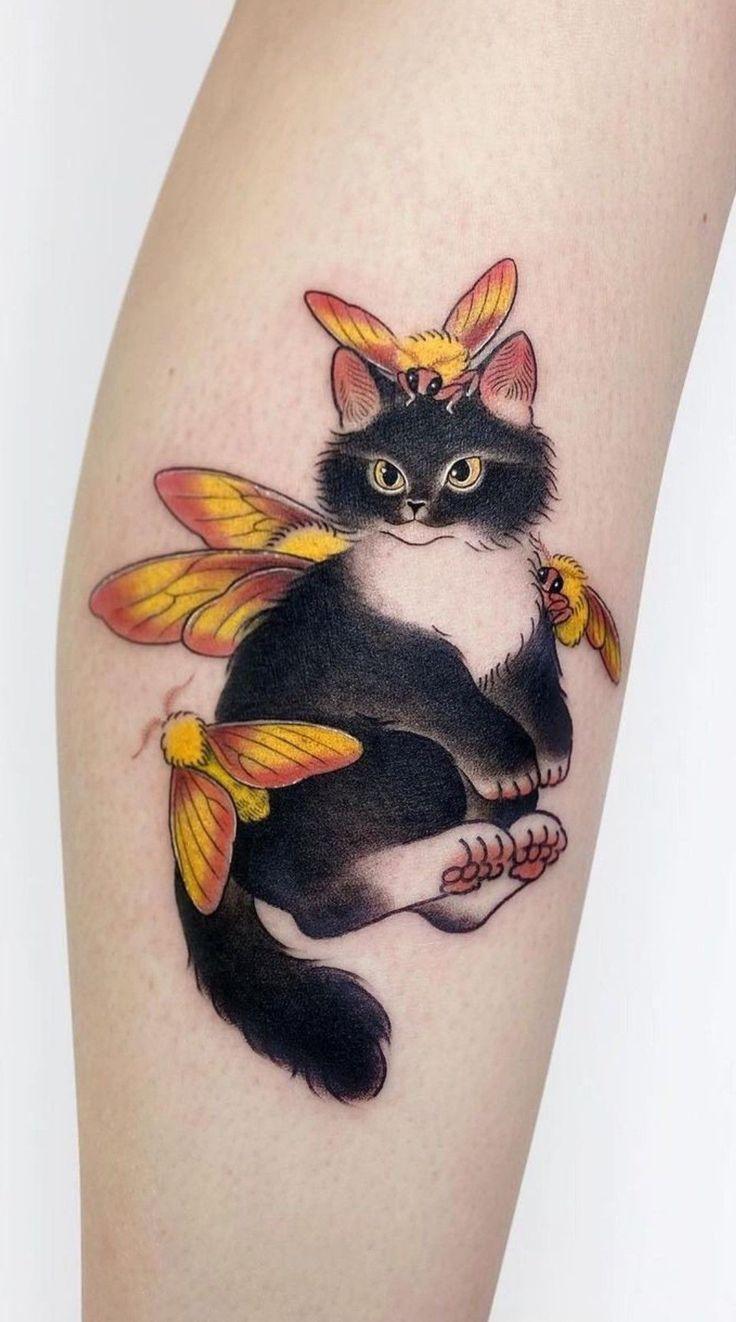 身上背着黄色蝴蝶的黑色小猫咪纹身图案