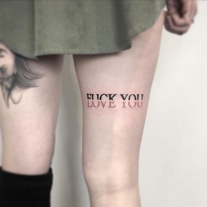 小腿上的英文LOVE YOU纹身图案